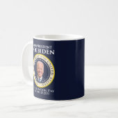 Siegel des Eröffnungstages des Präsidenten Biden Kaffeetasse (Vorderseite Links)