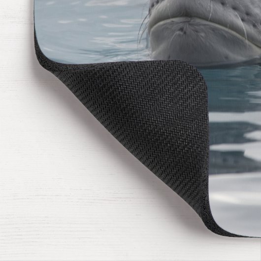 Siegel Leopard, der schwimmt Mousepad (Ecke)