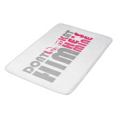 Sieh ihn nicht an, er ist meins badematte (Schrägansicht)