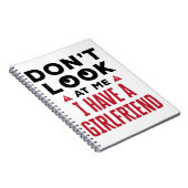 Sieh mich nicht an, ich habe eine Freundin Funny B Notizblock (Rechte Seite)