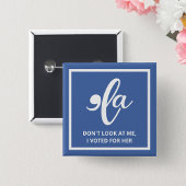 Sieh mich nicht an, ich habe für ihre blaue Kamala Button