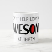 Sieht mit 30 immer noch unglaublich aus Jumbo-Tasse (Vorderseite)