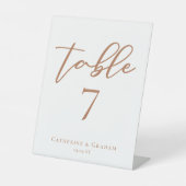Sienna Brown Script Custom Wedding Tischnummer Sockelschild (Vorderseite)