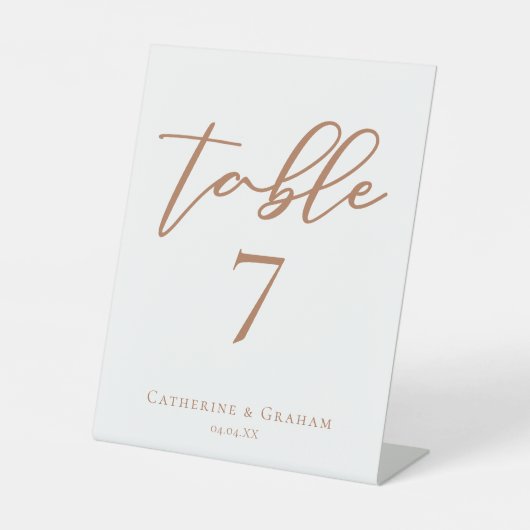 Sienna Brown Script Custom Wedding Tischnummer Sockelschild (Vorderseite)