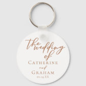 Sienna Brown Script Minimalistisch Custom Wedding Schlüsselanhänger (Vorderseite)