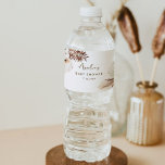SIERRA Bohemisch Baby Dusche Wasserflaschenetikett<br><div class="desc">Die Sierra Collection vereint in einem böhmisch-inspirierten Stil eine harmonische Mischung aus Bio Elementen und neutralen Tönen. Die getrockneten Pampen und das Blattwerk bilden den Mittelpunkt, wobei die anmutigen und feurigen Schwaden ein Gefühl von Wanderlust und Abenteuer wecken. Diese zeitlosen Schätze schaffen eine visuell beeindruckende Darstellung, die den Geist der...</div>
