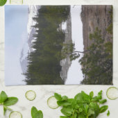 Sierra Nevada Berge und Schnee auf Yosemite Handtuch (Gefaltet)