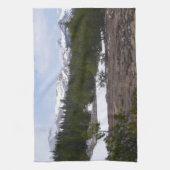 Sierra Nevada Berge und Schnee auf Yosemite Handtuch (Vertikal)