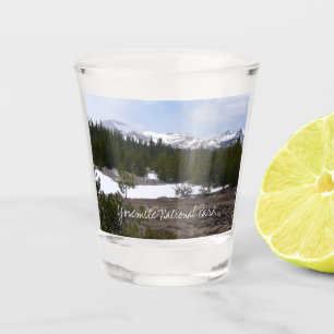 Sierra Nevada Berge und Schnee auf Yosemite Schnapsglas