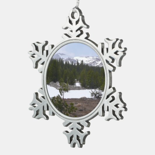 Sierra Nevada Berge und Schnee auf Yosemite Schneeflocken Zinn-Ornament (Rechts)