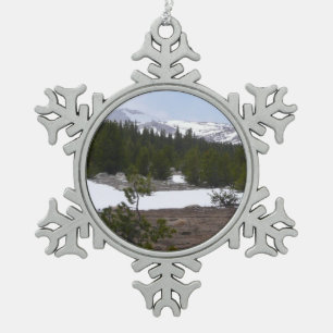 Sierra Nevada Berge und Schnee auf Yosemite Schneeflocken Zinn-Ornament