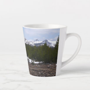Sierra Nevada Berge und Schnee in Yosemite Milchtasse