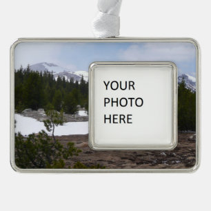 Sierra Nevada Berge und Schnee in Yosemite Rahmen-Ornament Silber