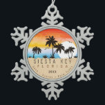 Siesta Key Florida Beach Retro Sunset Souvenir 60e Schneeflocken Zinn-Ornament<br><div class="desc">Siesta Key Florida Vintag 60er Souvenirs. Siesta Key Florida - Retro Tropical Palm Tree 60er Souvenirs Vintages Design macht ein großartiges Weihnachts- oder Geburtstagsgeschenk für Fans des Siesta Key Beach. Das Retro-Sommerdesign ist ein perfektes Geschenk für Reisende und tropische Fans. - " Sie können diese Vorlage anpassen und ändern, indem...</div>