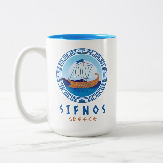 Sifnos, Griechenland, griechisches Schiffsdesign Zweifarbige Tasse (Links)