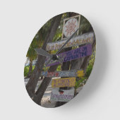 Sign post Rum Point Grand Cayman Runde Wanduhr (Winkel)