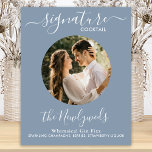 Signature Cocktail Foto Dusty Blue Wedding Bar Poster<br><div class="desc">Getränke mit Unterschrift ! Dieses elegante und schlichte Kalligraphie-Bar mit einem Cocktail "The Newlyweds", personalisiert mit einem erlesenen Getränk. Passen Sie dieses elegante Hochzeitszeichen mit Ihrem Lieblings-Verlobung-Foto oder Paare Foto, Name und Signatur-Drink! Sie können auch die Fotos für die Unterschrift Drinks von Ihren Lieblings-Haustieren für eine Haustierhochzeit anpassen! Personalisieren Sie...</div>