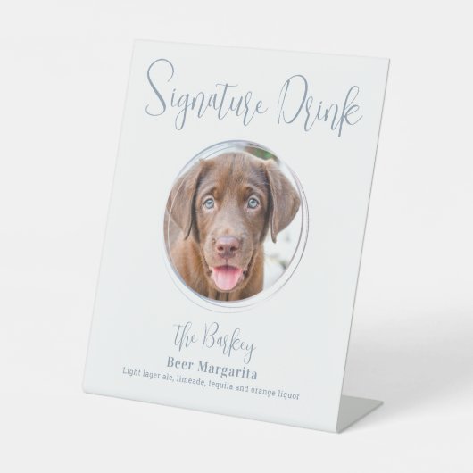 Signature Drink Modern Dusty Blue Dog Haustier Hoc Sockelschild (Vorderseite)