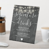 Signature Drinks aus schwarzem Stallholz Sockelschild (In SItu)