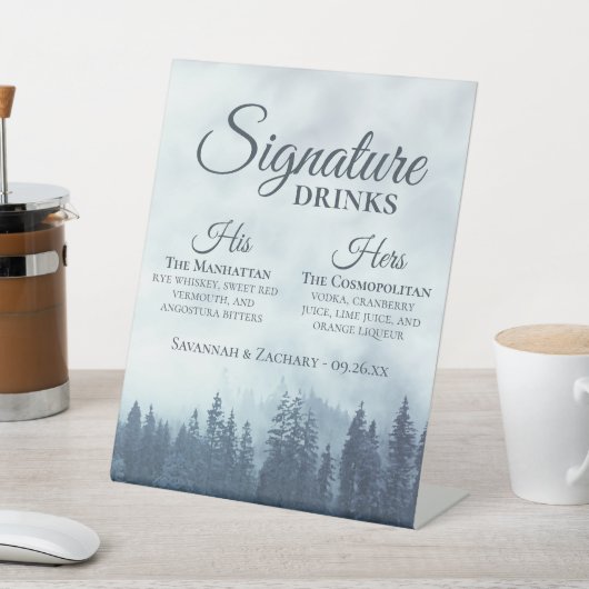 Signature Drinks misty Blue Pine Trees Wedding Sockelschild (In SItu)