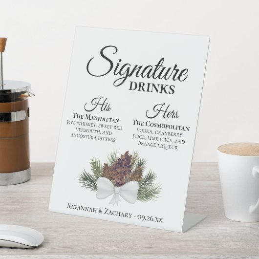 Signature Drinks rustikale Pinecones Bouquet Hochz Sockelschild (In SItu)