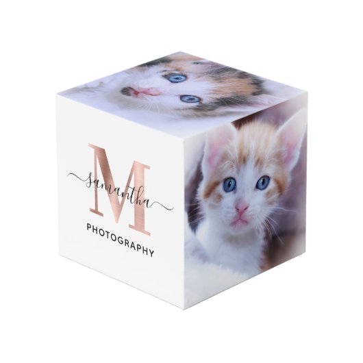 Signature Rose Gold M Monogram Fotograf Logo Würfel (Vorderseite Schrägansicht)