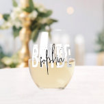 Signature-Skript für die Brille Monogram Weinglas Ohne Stiel<br><div class="desc">Erleben Sie das Brauterlebnis mit unserem Personalisierten Weinglas, das mit dem Wort "BRIDE" in einem modernen sans-serif-Schriftart geschmückt ist. Ihr Name überragt ihn anmutig in einem stilvollen Schriftzeichen-Stil. Dieses exquisite Glas ist mehr als ein Gefäß; es ist eine personalisierte Feier der zukünftigen Braut. Toast zur Liebe, Lachen, und glücklich immer...</div>