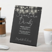 Signaturgetränke aus schwarz-weiß-gestrichenem Lic Sockelschild (In SItu)