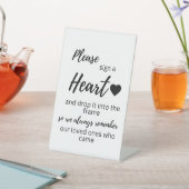 Signieren eines Herzsignatars Sockelschild (In SItu)