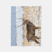 Sika Stag auf einem schneebedeckten Feld | Japan Fleecedecke (Vorderseite)