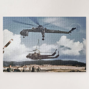Sikorsky Skycrane, der zwei Hueys trägt Puzzle