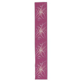 Silber auf Magenta Großer Tischläufer (Vorderseite)
