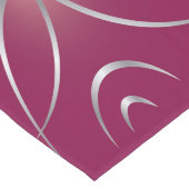 Silber auf Magenta Großer Tischläufer (Ecke)