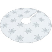 Silber farbige Schneeflocken auf Winter-Weiß Polyester Weihnachtsbaumdecke (Schrägansicht)