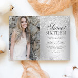 Silber Glitzer Metallfolie Foto Sweet 16 Einladung<br><div class="desc">Ein moderner silberner Glitzer Glitzern stilvoll auf metallischer Folie silber 16 . Geburtstag Geburtstagsfeier Einladung,  fügen Sie Ihr Bild .</div>