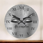 Silber-Glitzer-Syndrom Große Wanduhr<br><div class="desc">Silver Imitats Foil Metallic Sparkle Glitzer Brushed Metal Monogram Name and Initial Eyelashes (Lashes),  Eyelash Extensions and Eyes Decorative Clocks. Das Design macht den perfekten süßen 16 Geburtstag,  Hochzeit,  Brautparty,  Jubiläum,  Babydusche oder Junggeselinnen-Abschied Geschenk für jemanden,  der nach einem trendigen coolen Stil suchen.</div>