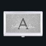 Silber-Glitzer und Sparklogramm Visitenkarten Dose<br><div class="desc">Silver Imitats Glitzer und sparkle Elegant Monogram Business Card Holder. Dieser Visitenkartenhalter kann so angepasst werden,  dass er Ihren Vor- und Erstnamen einbezieht.</div>