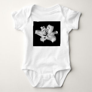 Silber Lily: einfarbige Blumen-Eleganz. Baby Strampler