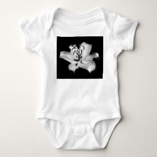 Silber Lily: einfarbige Blumen-Eleganz. Baby Strampler