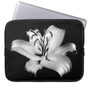 Silber Lily: einfarbige Blumen-Eleganz. Laptopschutzhülle