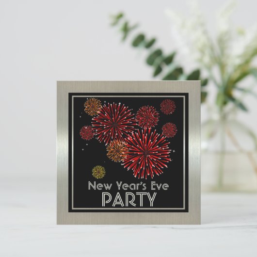 Silber mit Roten Feuerwerken New Years Party Einladung (Stehend Vorderseite)