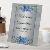 Silber schimmern: Blau-Blumen-Brautparty Sockelschild (In Situ)