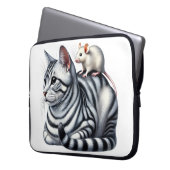 SILBER TABBY CAT MIT KLEINER WEISSER MAUS LAPTOPSCHUTZHÜLLE (Vorderseite Links)