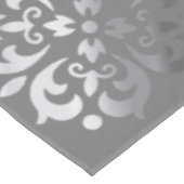 Silber und Grau Monogramm | Tischdecke (Schrägansicht)