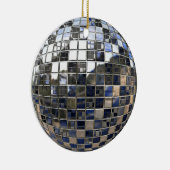 Silber und irgendein blauer Disco-Ball spiegeln Keramikornament (Rechts)