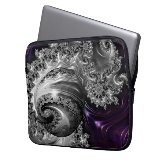 Silber und Lila Fraktal Vortex Laptopschutzhülle (Vorderseite Links)
