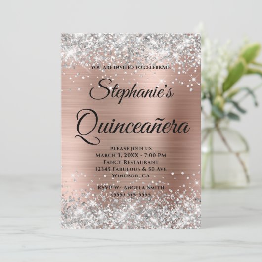 Silber und Rose Gold Extravagant Monogram Quinceañ Einladung (Stehend Vorderseite)
