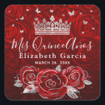 Silber und Rote Rose Elegante Template Square Stic Quadratischer Aufkleber<br><div class="desc">Erstellen Sie Ihre eigenen eleganten Vorlagenaufkleber, um Ihre Gast-Favoriten für eine Geburtstagsfeier, Hochzeit oder andere besondere Veranstaltung mit roten und silbernen Motiven anzupassen. Das von Raphaela Wilson illustrierte, einzigartige Blumendesign zeigt Vintage Aquarellfarben-rote Rosen, die silber akzentuiert sind, eine Prinzessenkrone / Tiara und Imitate Glitzer funkelnde Schmetterlingkonfetti. Fügen Sie Ihren Namen,...</div>