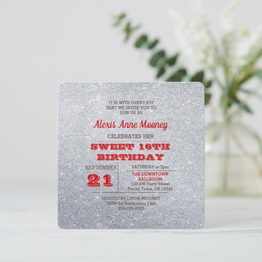 Silber und Ruby Red Funkelnd Sweet 16 Einladung (Stehend Vorderseite)
