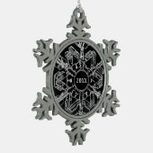 Silber und Schwarzes Jahr oder Monogramm Schneeflocken Zinn-Ornament (Links)